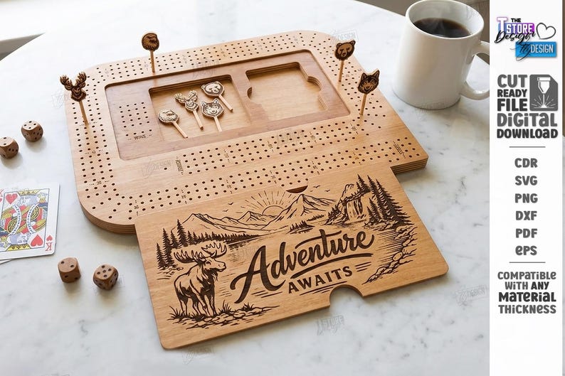 K&ouml;nnte beinhalten: Cribbage-Brett aus Holz mit tierf&ouml;rmigen Stiften und einem passenden Kartenhalter aus Holz mit der Gravur "Adventure Awaits". Enth&auml;lt W&uuml;rfel und eine Spielkarte.