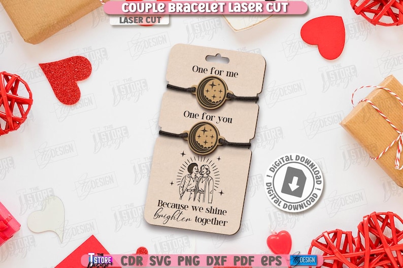 K&ouml;nnte beinhalten: Zwei passende Armb&auml;nder f&uuml;r Paare auf einer hellbraunen Karte. Jedes Armband hat einen kreisf&ouml;rmigen Anh&auml;nger mit einem Mond- und Sternenmuster. Auf der Karte steht "One for me" und "One for you" mit dem Text "Because we shine brighter together".