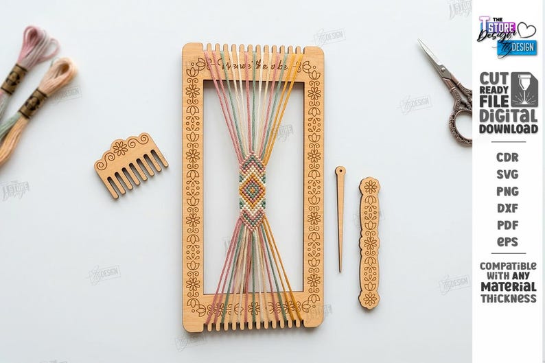 Op de afbeelding: Een houten weefgetouw met kleurrijke draden, een kleine kam en andere gereedschappen. Het weefgetouw heeft een bloemenpatroon en de tekst "Mawi Toube". De afbeelding bevat ook een schaar en tekst met de tekst "Cut Ready File Digital Download".