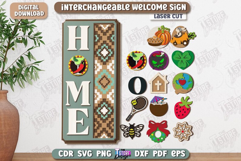 Pu&ograve; includere: Un cartello di benvenuto intercambiabile con la parola "HOME" in lettere bianche. Il cartello ha un bordo verde acqua e un design a motivi. Include vari pezzi decorativi intercambiabili, come una zucca, un trifoglio e una fragola.