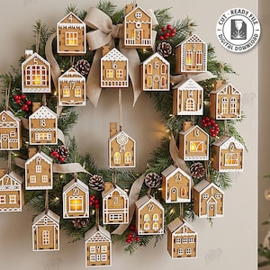 Peut inclure: Une couronne de Noël composée de vingt-quatre maisonnettes en bois suspendues, numérotées de un à vingt-quatre. Les maisons sont éclairées de l'intérieur et fixées sur une couronne de pin vert avec un ruban beige et des baies rouges.