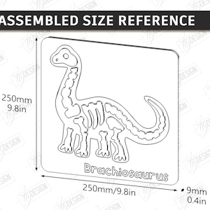 K&ouml;nnte beinhalten: Ein lasergeschnittener Brachiosaurus-Dinosaurier-Umriss mit Skelett-Design auf einer quadratischen Platte. Die montierte Gr&ouml;&szlig;e betr&auml;gt 250 mm x 250 mm und 9 mm dick. Der Text "Brachiosaurus" befindet sich darunter.