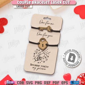 K&ouml;nnte beinhalten: Lasergeschnittene Partnerarmb&auml;nder auf einer beigen Karte. Ein Armband hat einen Schl&uuml;sselanh&auml;nger, das andere ein herzf&ouml;rmiges Schloss. Auf der Karte steht "One for me, One for you, Because you're my person." Herzen und Geschenkboxen umgeben die Armb&auml;nder.