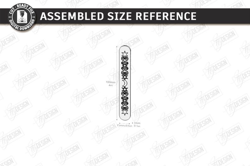 Op de afbeelding: Een verticaal designelement met afgeronde uiteinden, met een decoratief patroon van sterren, manen en krullen. Het ontwerp is 10 cm lang en 3 mm breed. De tekst "ASSEMBLED SIZE REFERENCE" staat bovenaan.