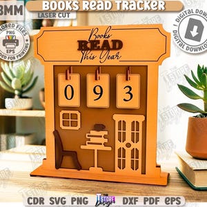 Puede incluir: Un rastreador de lectura de libros de madera "Books Read This Year" con los n&uacute;meros 093. El dise&ntilde;o cortado con l&aacute;ser incluye una silla, una mesa con libros y una ventana. El rastreador est&aacute; sobre una superficie de madera con una suculenta en una maceta de terracota.