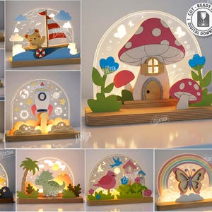 Puede incluir: Una colección de 10 luces de noche de madera cortadas con láser con varios diseños, incluyendo una casa de setas y un cohete. Cada luz tiene una escena única con acentos coloridos e iluminación LED. El ancho del material es de 3 mm.
