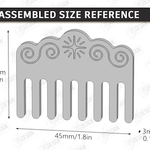 Op de afbeelding: Een grijze kam met een decoratieve bovenkant met een ster- en krulontwerp. De kam is 4,5 cm breed, 3,5 cm hoog en 3 mm dik. De afbeelding bevat de tekst "ASSEMBLED SIZE REFERENCE".