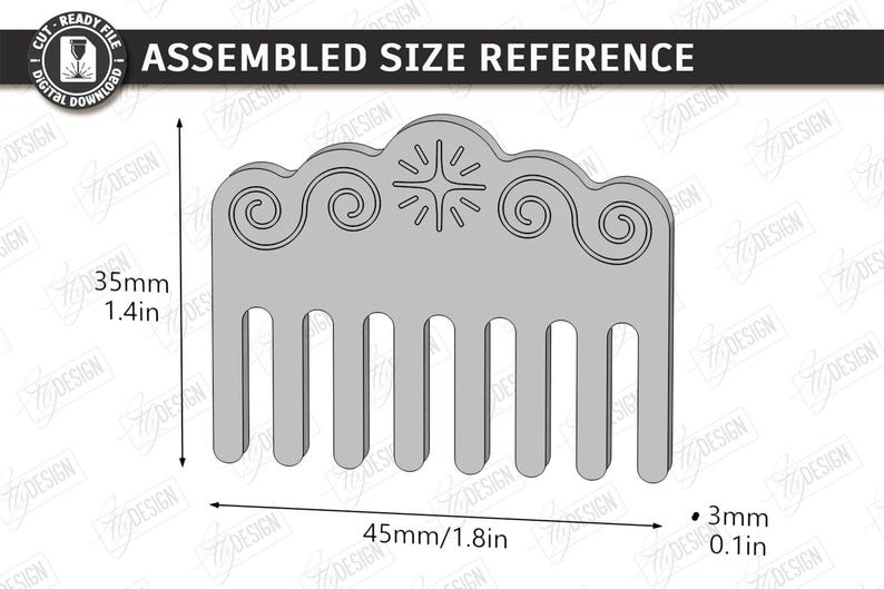 Op de afbeelding: Een grijze kam met een decoratieve bovenkant met een ster- en krulontwerp. De kam is 4,5 cm breed, 3,5 cm hoog en 3 mm dik. De afbeelding bevat de tekst "ASSEMBLED SIZE REFERENCE".