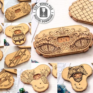 Peut inclure: Plusieurs trackers de points de vie (PV) en bois découpés au laser, avec des motifs variés : dragons, cristaux, haches. Chaque tracker possède une fente pour ajuster le compte de PV. L'image montre aussi un visuel de téléchargement numérique.