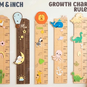 Può includere: Righelli di crescita in legno con disegni tagliati al laser, con temi animali e celesti. Ogni righello mostra le misure in centimetri e pollici, con nomi come Mia e Leon. Il design include un lama, una mongolfiera, un leone, una balena e un dinosauro.