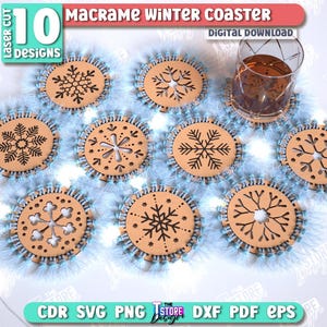 Puede incluir: Una colección de diez diseños de posavasos de invierno de macramé cortados con láser. Cada posavasos presenta un diseño de copo de nieve marrón, rodeado de una franja azul claro. Un vaso con un líquido marrón descansa sobre uno de los posavasos.