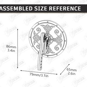 Puede incluir: Dibujo lineal de un escudo con un hacha, etiquetado como "ASSEMBLED SIZE REFERENCE". El escudo mide 8,6 cm de alto, 7,9 cm de ancho y el hacha mide 6,5 cm de largo. El dise&ntilde;o presenta nudos celtas.