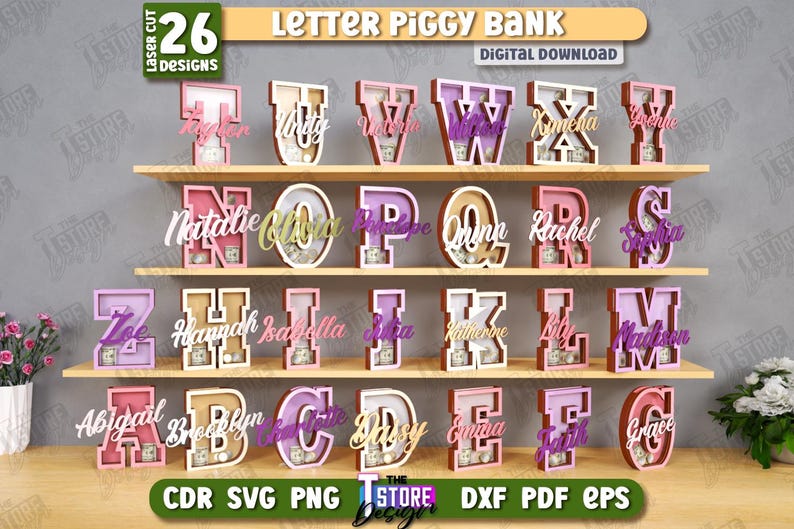 Puede incluir: Una exhibici&oacute;n de 26 huchas con forma de letras cortadas con l&aacute;ser en varios colores, cada una con un nombre. Las letras est&aacute;n dispuestas en estantes de madera. El dise&ntilde;o incluye el texto "LETTER PIGGY BANK" y "DIGITAL DOWNLOAD".