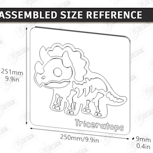 K&ouml;nnte beinhalten: Eine Schwarz-Wei&szlig;-Strichzeichnung eines Triceratops-Dinosauriers. Die zusammengebaute Gr&ouml;&szlig;e betr&auml;gt 251 mm x 250 mm und ist 9 mm dick. Der Text "Triceratops" befindet sich unter dem Dinosaurier.