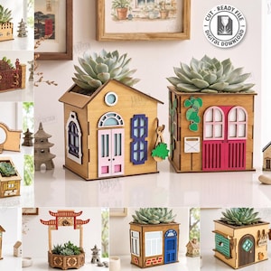 Può includere: Una collezione di dieci fioriere in legno tagliate al laser a forma di casa per piante grasse. Ogni struttura presenta dettagli architettonici come porte, finestre e tetti, alcuni dipinti in rosa, blu e rosso. Il testo include 10 DESIGNS.