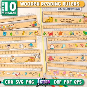 Puede incluir: Diez reglas de lectura de madera con diseños cortados con láser. Cada regla es de color marrón claro y presenta un diseño diferente, incluyendo letras, animales e ilustraciones espaciales. Las reglas miden hasta 38 cm.