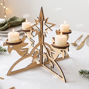 Op de afbeelding: Een lichtbruine houten kerststal-kaarsenhouder met een ster aan de bovenkant, engelsilhouetten en palmbomen. De structuur bevat vier witte stompkaarsen. De tekst geeft een snijklaar digitaal bestand aan met een materiaaldikte van 3mm.