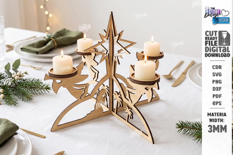 Op de afbeelding: Een lichtbruine houten kerststal-kaarsenhouder met een ster aan de bovenkant, engelsilhouetten en palmbomen. De structuur bevat vier witte stompkaarsen. De tekst geeft een snijklaar digitaal bestand aan met een materiaaldikte van 3mm.