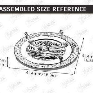 K&ouml;nnte beinhalten: Ein kreisf&ouml;rmiges Dekorationselement mit einem Adler, Bergen und Wasser. Der Durchmesser betr&auml;gt 414 mm, die H&ouml;he 79 mm. Der Text "ASSEMBLED SIZE REFERENCE" befindet sich oben.