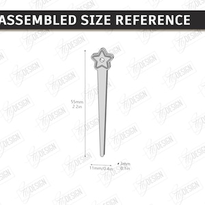 Op de afbeelding: Een zilverkleurig designelement met een ster. Het ontwerp is 55 mm lang en 11 mm breed. De tekst "ASSEMBLED SIZE REFERENCE" staat bovenaan. De afbeelding bevat ook de tekst "CUT READY FILE DIGITAL DOWNLOAD".