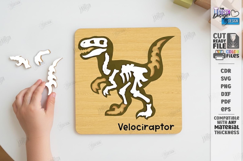 K&ouml;nnte beinhalten: Holzpuzzle mit einem Dinosaurierskelett-Design. Das Puzzle zeigt einen Velociraptor mit seinem Namen unten. Enth&auml;lt separate Teile f&uuml;r die Montage. Das Puzzle ist aus Holz.
