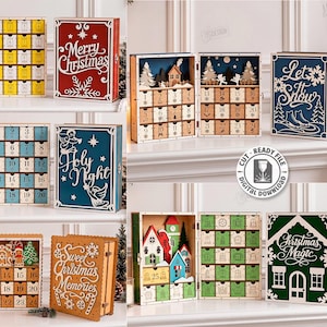 Può includere: Una collezione di cinque calendari dell'avvento in legno tagliati al laser, ciascuno con una scatola incernierata con cassetti numerati e scene natalizie interne. Le copertine mostrano testi come Merry Christmas, Let It Snow e Christmas Magic.