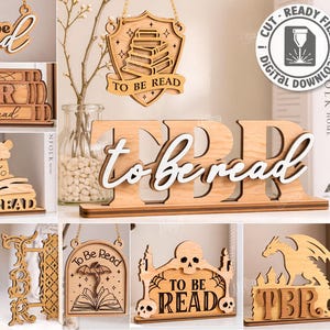 Può includere: Design in legno tagliati al laser con le scritte "To Be Read" e "TBR to be read". L'immagine mostra vari elementi decorativi, tra cui insegne, fermalibri e un espositore indipendente, tutti a tema libri. I design sono adatti al taglio laser.