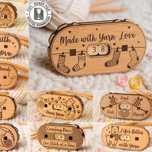 以下が含まれることがあります： 羊、靴下、猫など、さまざまなデザインの木製編み物行カウンター。各カウンターには数字の38が表示されます。あるカウンターには「Made with Yarn Love」という文字があります。他のカウンターには「Knitting is my therapy」と「Keep Calm and Knit On」という文字があります。