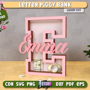 Puede incluir: Una hucha de madera rosa con la letra "E" y el nombre "Emma" en cursiva. El banco contiene dinero y monedas. Las palabras "Letter Piggy Bank" y "Laser Cut" est&aacute;n en la parte superior. Las palabras "Digital Download" est&aacute;n en un cuadro verde.
