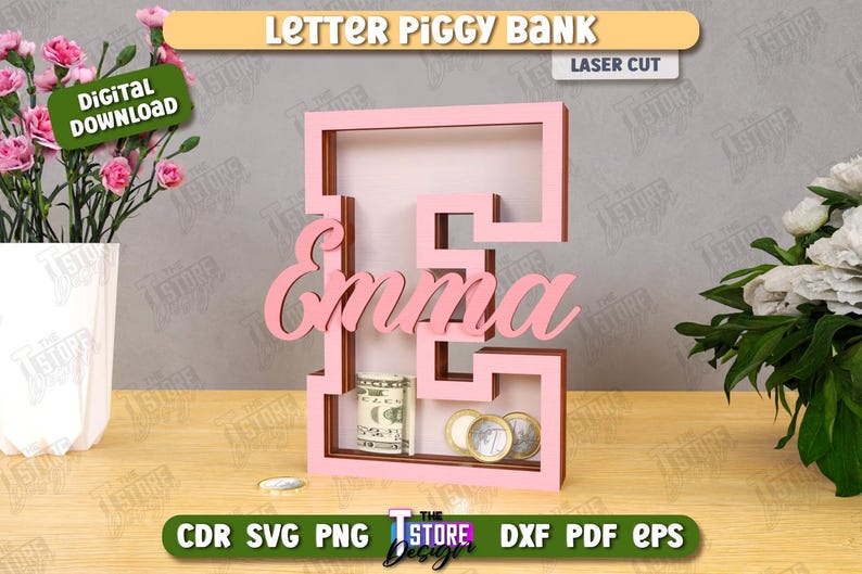 Puede incluir: Una hucha de madera rosa con la letra "E" y el nombre "Emma" en cursiva. El banco contiene dinero y monedas. Las palabras "Letter Piggy Bank" y "Laser Cut" est&aacute;n en la parte superior. Las palabras "Digital Download" est&aacute;n en un cuadro verde.
