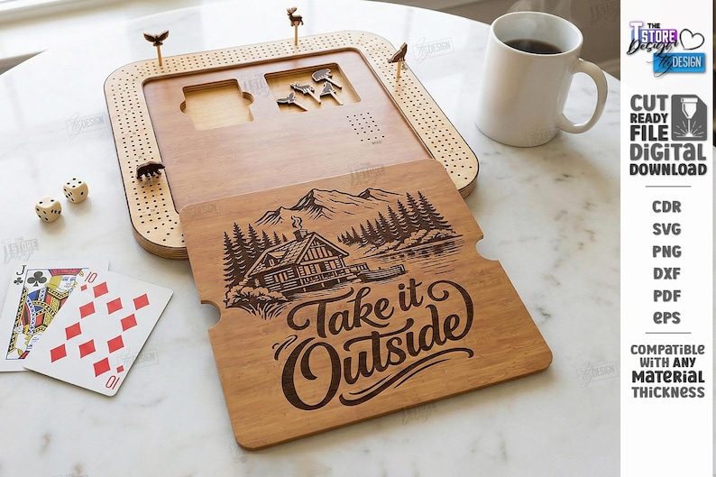 K&ouml;nnte beinhalten: Cribbage-Brett aus Holz mit Stiften und einem dekorativen Holzdeckel mit einer H&uuml;ttenlandschaft und dem Text "Take it Outside". Enth&auml;lt W&uuml;rfel und Spielkarten. Eine wei&szlig;e Tasse ist ebenfalls vorhanden.