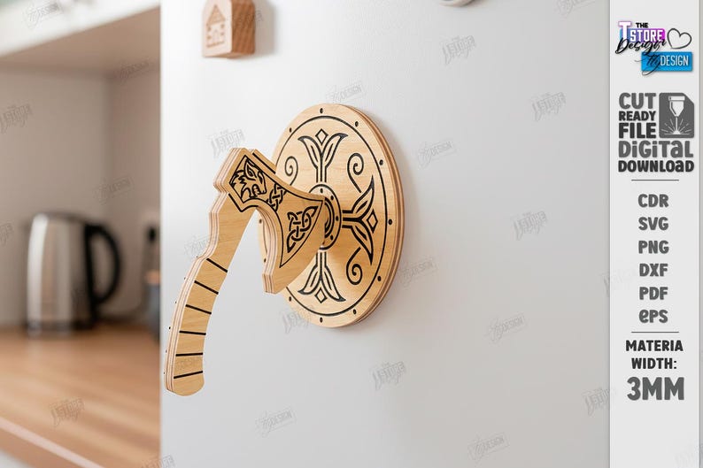 Puede incluir: Decoraci&oacute;n de pared de madera con hacha y escudo vikingos. El hacha y el escudo son de madera clara con intrincados dise&ntilde;os negros grabados. El hacha est&aacute; montada delante del escudo. El texto "CUT READY FILE DIGITAL DOWNLOAD" es visible.