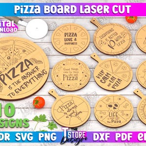 Op de afbeelding: Tien ontwerpen voor lasergesneden pizzaborden. De ontwerpen bevatten verschillende pizza-gerelateerde spreuken en afbeeldingen, waaronder "Pizza is het antwoord op alles", "Pizza liefde & geluk", "Alles is beter met pizza", "Snij snij baby", "Goede dingen komen naar degenen die pizza eten", "Blijf kalm en eet pizza", "Je kunt geen geluk kopen, maar je kunt pizza kopen", "Pizza is altijd een goed idee", "Het leven is kort, neem een ​​snelkoppeling naar pizza", en "Vertrouw op pizza".