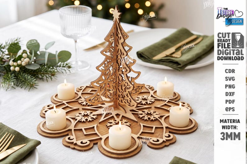 Op de afbeelding: Een lasergesneden houten kerstboom-tafelstuk met een basis met sneeuwvlokpatroon en vier ronde kaarsenhouders. Het ontwerp bevat een ster als piek en vier witte votiefkaarsen. De materiaaldikte is in de tekst aangegeven als 3mm.