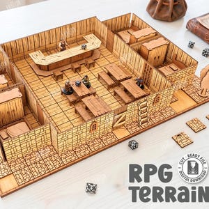 K&ouml;nnte beinhalten: Detailliertes, lasergeschnittenes RPG-Gel&auml;ndemodell aus Holz mit R&auml;umen mit Tischen, Betten und einer Bar. Das Modell enth&auml;lt Miniaturfiguren und W&uuml;rfel, mit dem Text "RPG Terrain" und "Materialbreite: 3MM".