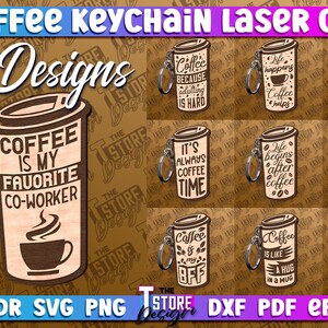 Könnte beinhalten: Zehn verschiedene Designs für lasergeschnittene Kaffeetassen-Schlüsselanhänger. Die Designs zeigen verschiedene Sprüche zum Thema Kaffee, darunter "Kaffee ist mein Lieblingskollege", "Das Leben passiert, Kaffee hilft" und "Kaffee ist günstiger als Therapie".
