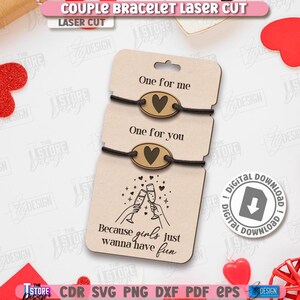 K&ouml;nnte beinhalten: Lasergeschnittene Paararmb&auml;nder mit dem Text "One for me" und "One for you", jeweils mit einem Herzdesign. Auf der unteren Karte steht "Because girls just wanna have fun". Das Bild enth&auml;lt Herzen und Geschenkboxen.