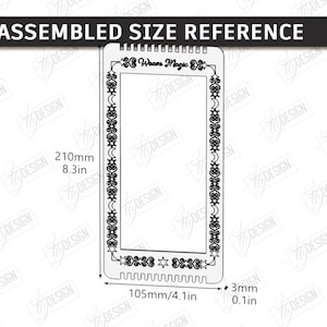 Op de afbeelding: Een wit rechthoekig ontwerp met de tekst "ASSEMBLED SIZE REFERENCE" en "Wears Magic". Het ontwerp bevat afmetingen: 210 mm x 105 mm x 3 mm. Het heeft decoratieve randen met sterren en manen.