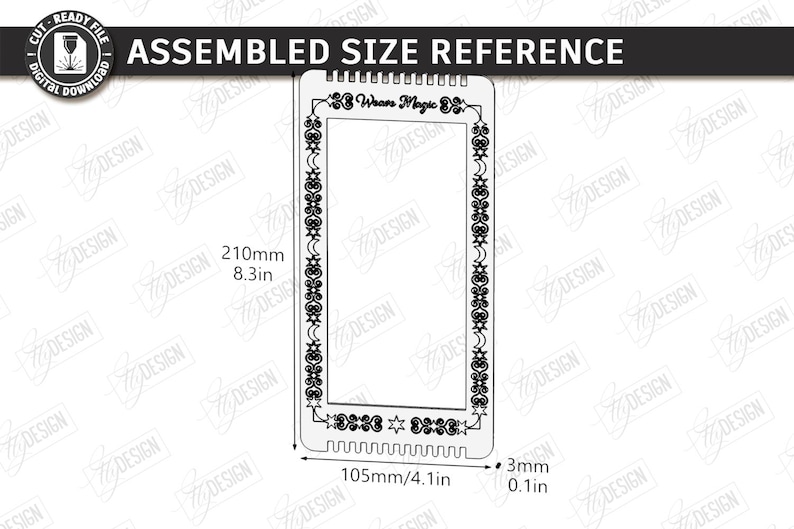 Op de afbeelding: Een wit rechthoekig ontwerp met de tekst "ASSEMBLED SIZE REFERENCE" en "Wears Magic". Het ontwerp bevat afmetingen: 210 mm x 105 mm x 3 mm. Het heeft decoratieve randen met sterren en manen.