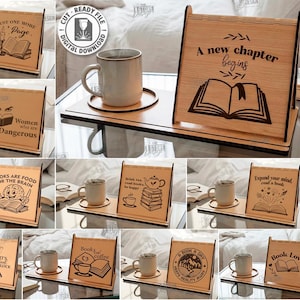 Puede incluir: Una colección de diseños de madera cortados con láser con temática de libros. Cada diseño presenta una bandeja con una taza y un soporte decorativo de madera con texto e ilustraciones. El texto incluye frases como "Solo una página más" y "Un nuevo capítulo comienza."