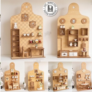 Pode incluir: Uma coleção de dez expositores de cozinha em miniatura de madeira cortada a laser em forma de tábuas de corte. Cada tábua apresenta várias prateleiras, móveis minúsculos e itens decorativos. O texto inclui 10 DESIGNS, CUT READY FILE, DIGITAL DOWNLOAD e MATERIA WIDTH: 3MM.