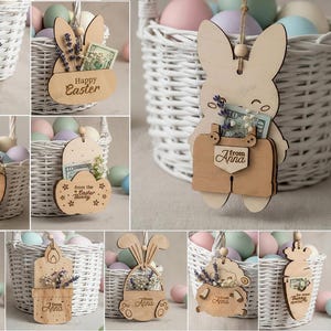 Peut inclure: Ornements de Pâques en bois de différentes formes, comme des lapins et des œufs, contenant de l'argent et des fleurs. Certains portent les inscriptions "Joyeuses Pâques" ou "de Anna". Des œufs de Pâques sont dans des paniers blancs.