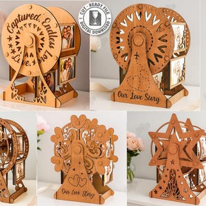 以下が含まれることがあります： 5種類の木製観覧車フォトホルダー。各観覧車には写真用のスロットと装飾的な切り抜きがあります。「Captured, Endless Love」と「Our Love Story」の文字が一部のデザインに表示されています。材料の幅は3mmです。