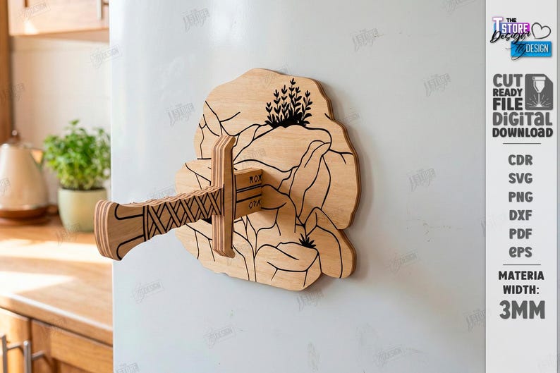 Puede incluir: Una pieza decorativa de pared de madera con un dise&ntilde;o de espada estilizada. La pieza es de color marr&oacute;n claro con detalles negros grabados, incluyendo una escena de monta&ntilde;a y el texto "ROK OPA". El dise&ntilde;o est&aacute; montado sobre una superficie blanca.