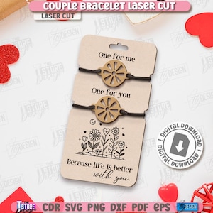 K&ouml;nnte beinhalten: Lasergeschnittene Partnerarmb&auml;nder mit Holzanh&auml;nger und schwarzem Kordel. Die Armb&auml;nder werden auf einer Karte mit der Aufschrift "One for me" und "One for you" pr&auml;sentiert. Die Karte hat auch ein Blumendesign und den Text "Because life is better with you".