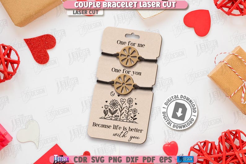 K&ouml;nnte beinhalten: Lasergeschnittene Partnerarmb&auml;nder mit Holzanh&auml;nger und schwarzem Kordel. Die Armb&auml;nder werden auf einer Karte mit der Aufschrift "One for me" und "One for you" pr&auml;sentiert. Die Karte hat auch ein Blumendesign und den Text "Because life is better with you".