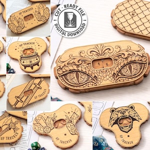 K&ouml;nnte beinhalten: Eine Sammlung lasergeschnittener HP-Tracker aus Holz mit verschiedenen Designs, darunter Drachen und Kristalle. Jeder Tracker hat einen Schlitz zum Einstellen der HP-Anzahl. Das Bild zeigt auch eine digitale Download-Grafik.