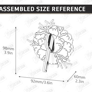 Puede incluir: Dibujo lineal de un objeto decorativo con dise&ntilde;o floral y asa. El tama&ntilde;o ensamblado es de 98 mm de alto, 92 mm de ancho y 60 mm de profundidad. El texto "ASSEMBLED SIZE REFERENCE" est&aacute; en la parte superior.