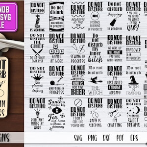 Könnte beinhalten: Ein Set mit 34 schwarzen und weißen Türhänger-SVG-Designs. Die Designs zeigen verschiedene Sätze wie "Nicht stören", "Nähen in Arbeit", "Gamer bei der Arbeit", "Die Hexe", "Santas magischer Schlüssel" und "Brillante Köpfe bei der Arbeit".