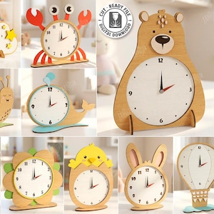 Puede incluir: Una colección de diez relojes de madera con varios diseños, incluyendo una nube, un cangrejo, un oso, un caracol, una ballena, una casa, una flor, un pollito, un conejo y un globo aerostático. Cada reloj tiene una esfera blanca con números y manecillas negras. El ancho del material es de 3 mm.